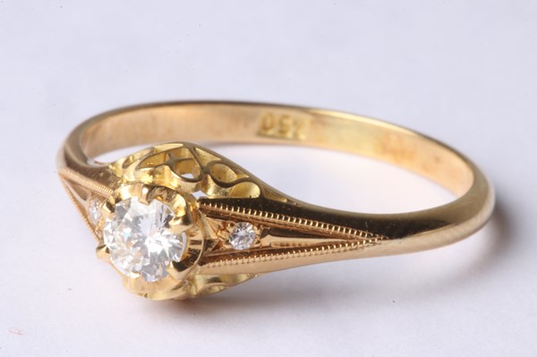 Lot 1014 - GOLD & DIAMOND RING