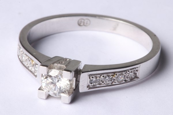 Lot 1013 - GOLD & DIAMOND RING