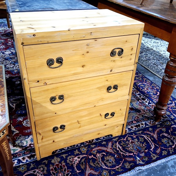 Lot 53 - CHEST OF DRAWERS