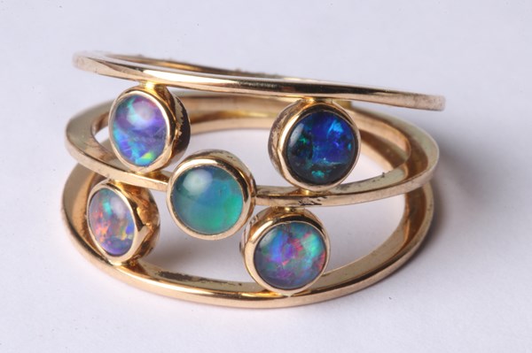 Lot 1038 - GOLD & OPAL RING