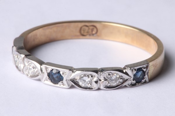 Lot 1019 - GOLD SAPPHIRE & DIAMOND RING