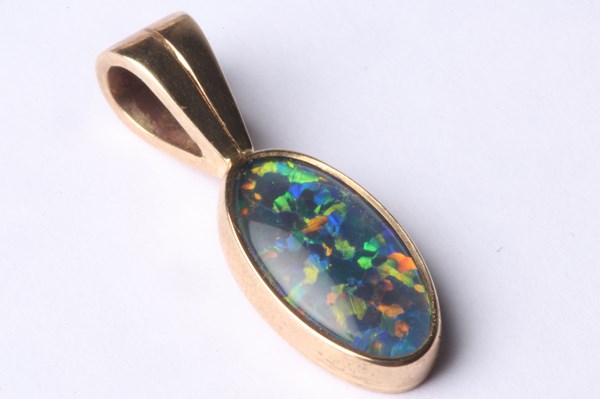 Lot 1043 - GOLD OPAL PENDANT