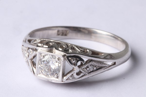 Lot 1006 - GOLD DIAMOND RING