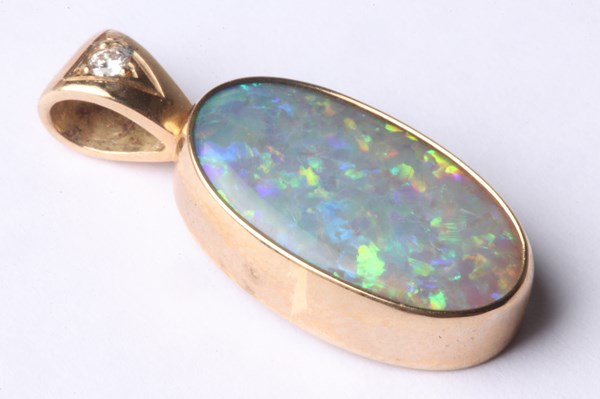 Lot 1051 - GOLD OPAL PENDANT