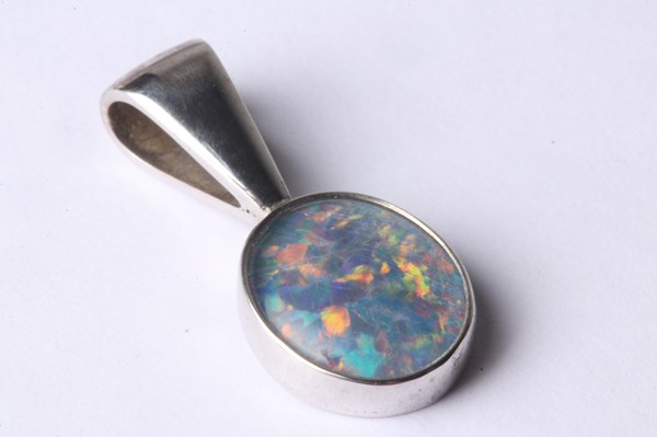 Lot 1037 - SILVER OPAL PENDANT