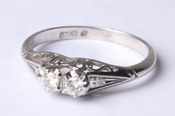 Lot 1005 - DIAMOND RING