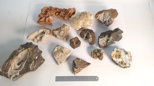 Lot 1107 - MINERAL SPECIMENS