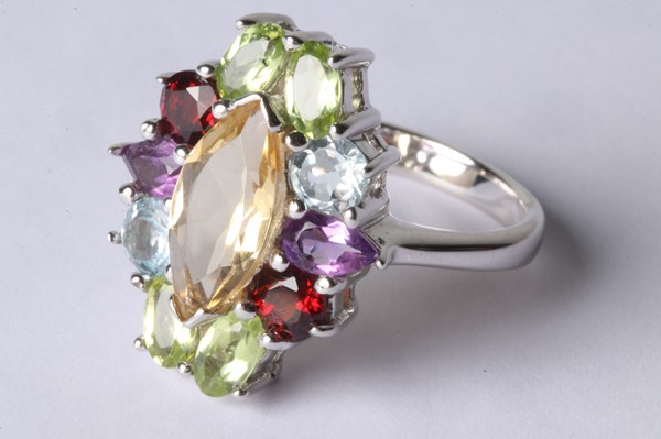 Lot 1023 - SILVER GEMSTONE RING