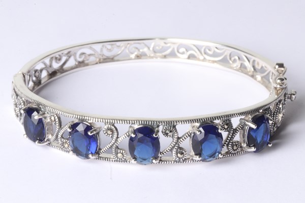 Lot 1002 - SILVER BRACELET