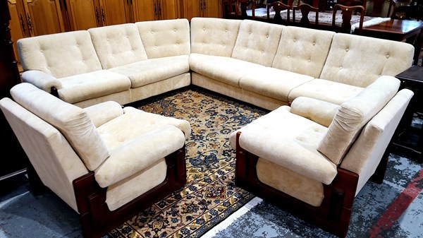 Lot 43 - LOUNGE SUITE