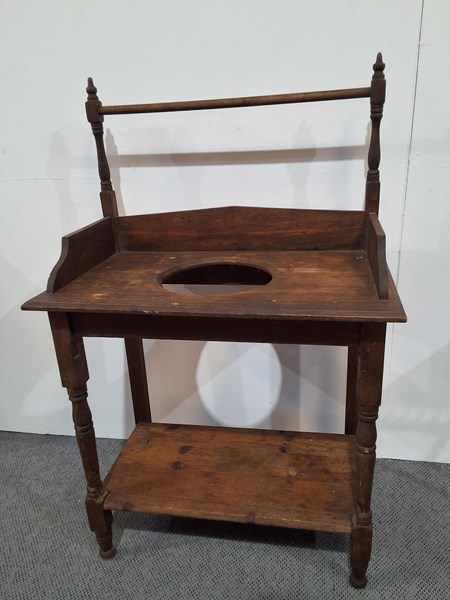 Lot 136 - WASH STAND