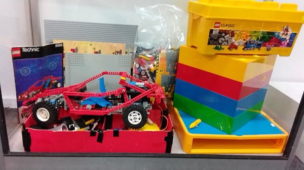 Lot 1384 - LEGO