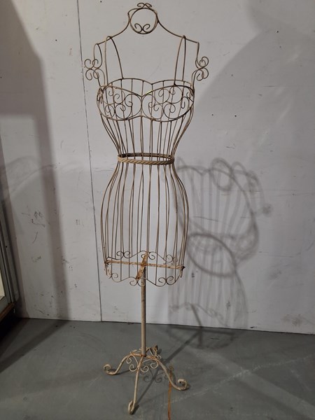 Lot 377 - WIRE STAND