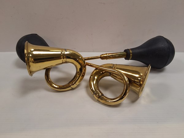 Lot 1201 - CAR HORNS