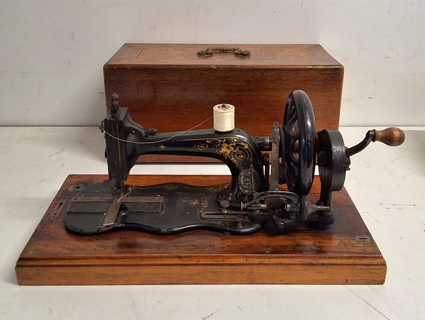 Lot 1272 - SEWING MACHINE