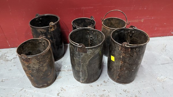 Lot 194 - OIL CANS