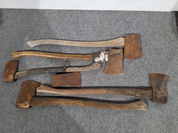 Lot 284 - AXES