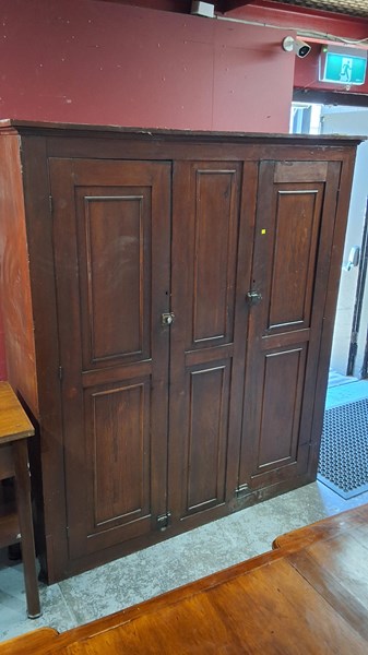 Lot 112 - LINEN CUPBOARD