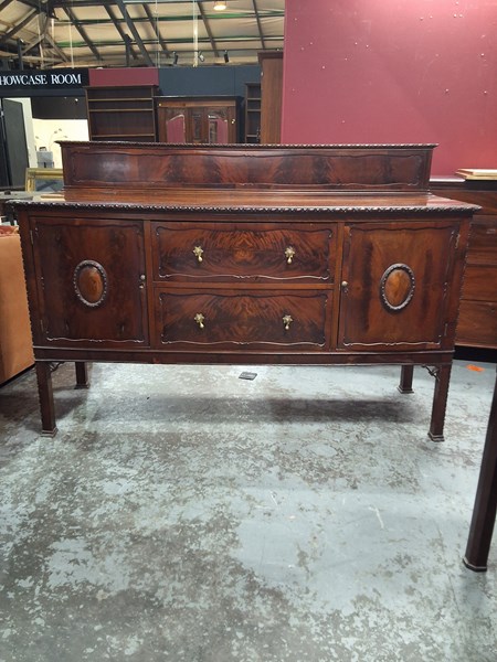 Lot 115 - SIDEBOARD