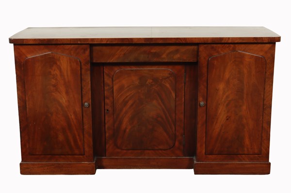 Lot 8 - GEORGIAN SIDEBOARD