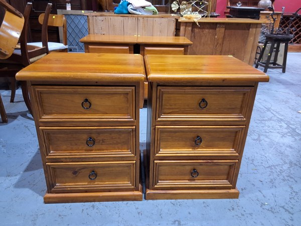 Lot 123 - BEDSIDE CABINETS