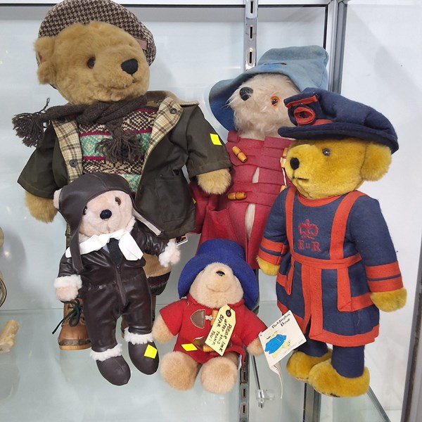 Lot 1426 - A COLLECTION OF BEARS