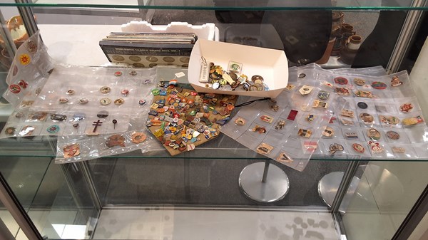 Lot 1143 - BUTTONS , BADGES & PINS