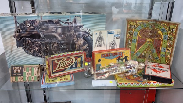 Lot 1488 - GAMES & MODELS