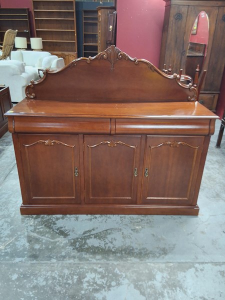 Lot 132 - CHIFFONIER