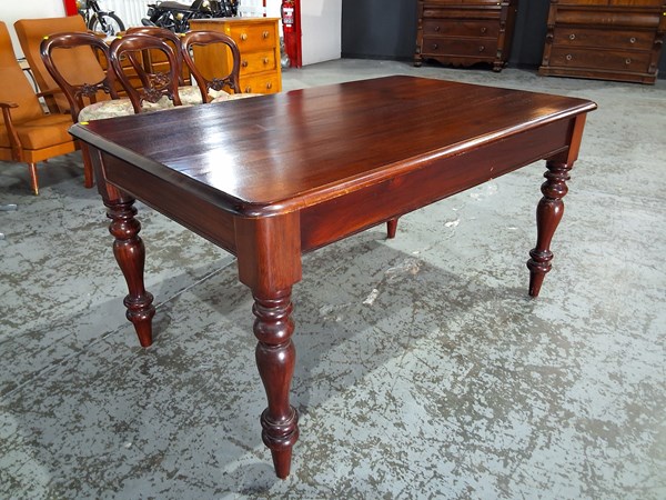 Lot 121 - DINING TABLE