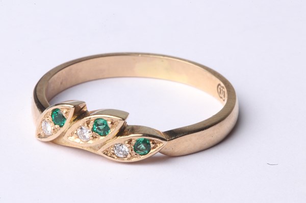 Lot 1012 - GOLD RING