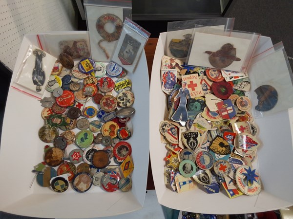 Lot 1088 - BADGES