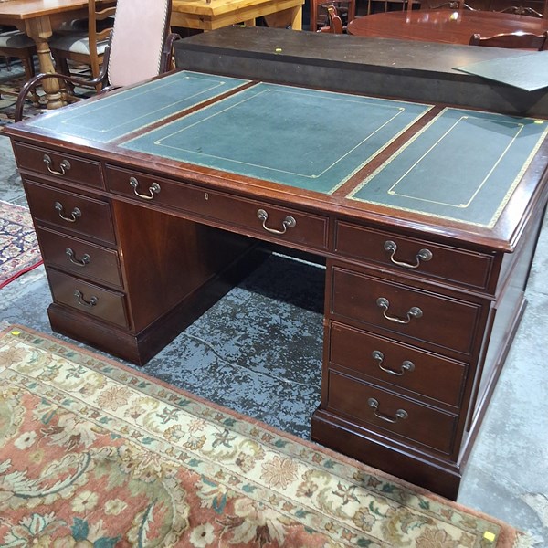 Lot 140 - DESK