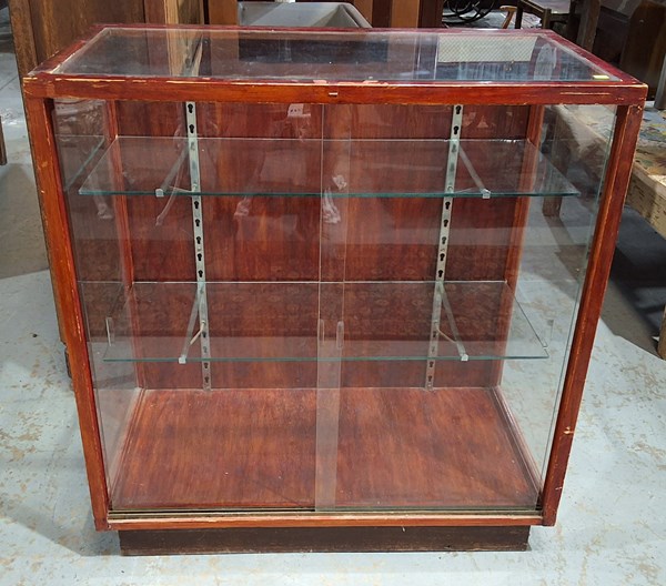 Lot 206 - DISPLAY CABINET