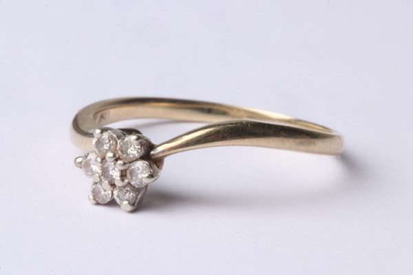 Lot 1011 - GOLD DIAMOND RING