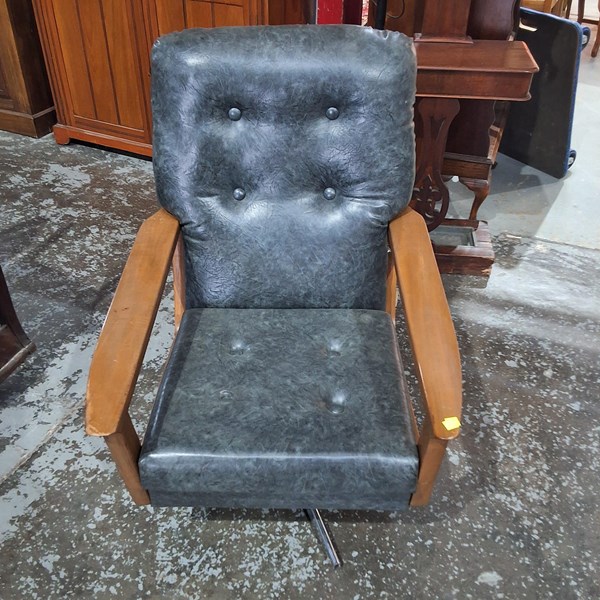 Lot 14 - ARMCHAIR