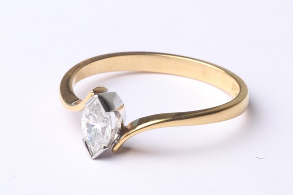 Lot 1015 - GOLD DIAMOND RING