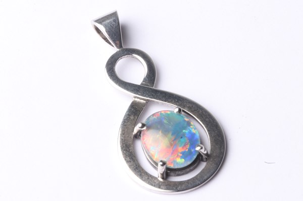 Lot 1048 - OPAL PENDANT