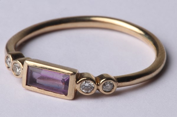 Lot 1005 - GOLD RING