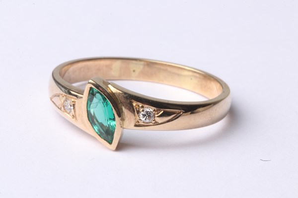 Lot 1001 - EMERALD RING