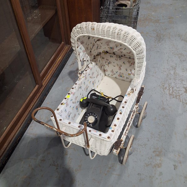 Lot 184 - DOLLS PRAM