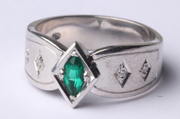 Lot 1052 - EMERALD RING