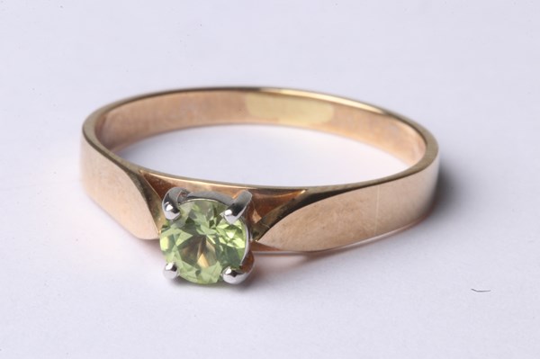 Lot 1020 - GOLD RING