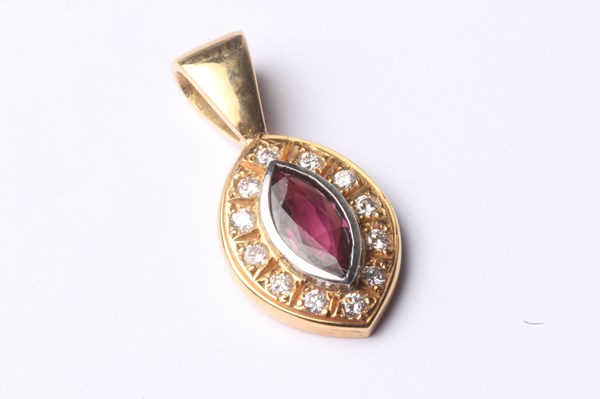 Lot 1051 - GOLD PENDANT