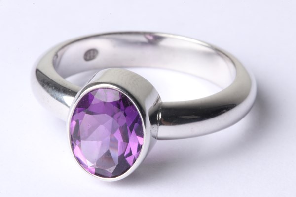 Lot 1031 - AMETHYST RING