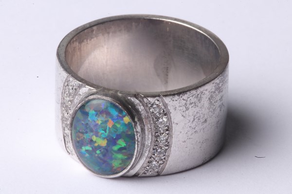 Lot 1022 - OPAL RING