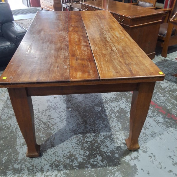 Lot 76 - DINING TABLE