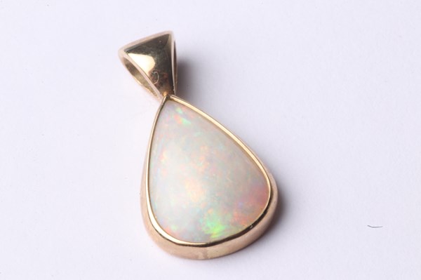 Lot 1023 - GOLD OPAL PENDANT