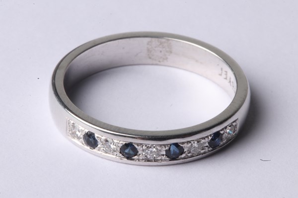 Lot 1053 - SAPPHIRE & DIAMOND RING