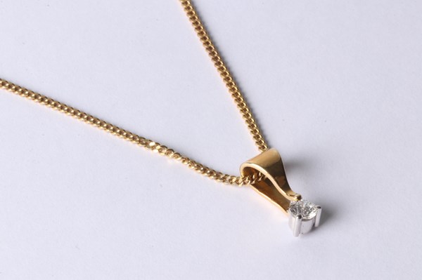 Lot 1030 - DIAMOND PENDANT NECKLACE